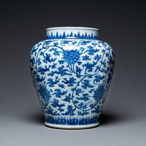 Een Chinese blauw-witte vaas met lotusslingers, Kangxi — foto 4