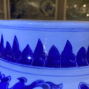 Een Chinese blauw-witte vaas met lotusslingers, Kangxi — foto 9