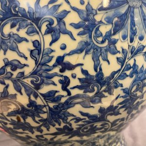 Een Chinese blauw-witte vaas met lotusslingers, Qianlong — foto 11
