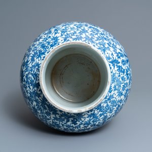 Een Chinese blauw-witte vaas met lotusslingers, Qianlong — foto 6