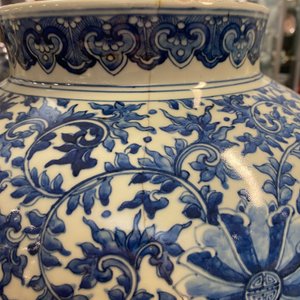 Een Chinese blauw-witte vaas met lotusslingers, Qianlong — foto 7