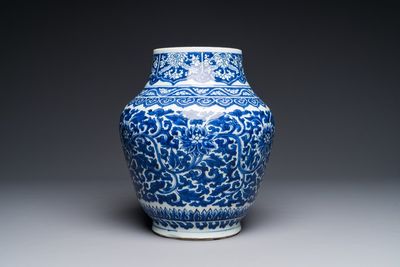 Een Chinese blauw-witte vaas met lotusslingers, Transitie periode — foto 2
