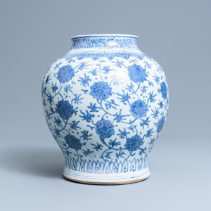 Een Chinese blauw-witte vaas met lotusslingers, Wanli — foto 2