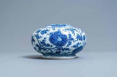 Een Chinese blauw-witte vaas met lotusslingers, Xuande merk, Kangxi