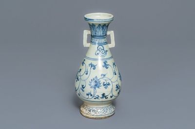 Een Chinese blauw-witte vaas met lotusslingers, Yuan
