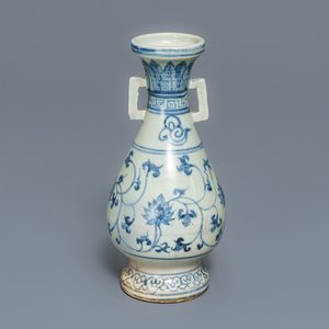 Een Chinese blauw-witte vaas met lotusslingers, Yuan — foto 1