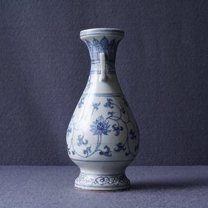 Een Chinese blauw-witte vaas met lotusslingers, Yuan — foto 29