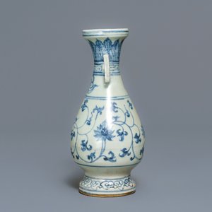 Een Chinese blauw-witte vaas met lotusslingers, Yuan — foto 3