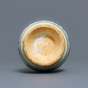 Een Chinese blauw-witte vaas met lotusslingers, Yuan — foto 7