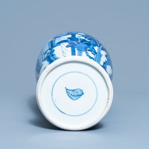 Een Chinese blauw-witte vaas met musicerende en dansende dames, Kangxi — foto 6