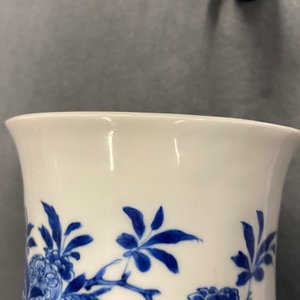 Een Chinese blauw-witte vaas met musicerende en dansende dames, Kangxi — foto 7