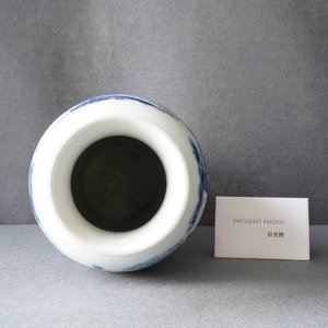 Een Chinese blauw-witte vaas met musicerende en dansende dames, Kangxi — foto 25