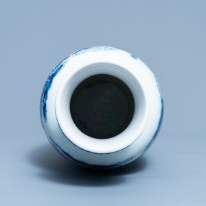 Een Chinese blauw-witte vaas met musicerende en dansende dames, Kangxi — foto 5
