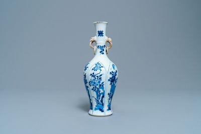 Een Chinese blauw-witte vaas met olifantenoren, Chenghua merk, Kangxi