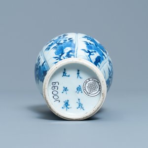 Een Chinese blauw-witte vaas met olifantenoren, Chenghua merk, Kangxi — foto 6