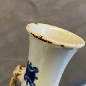 Een Chinese blauw-witte vaas met olifantenoren, Chenghua merk, Kangxi — foto 10
