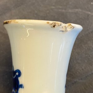 Een Chinese blauw-witte vaas met olifantenoren, Chenghua merk, Kangxi — foto 7