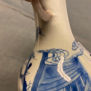 Een Chinese blauw-witte vaas met olifantenoren, Kangxi merk en periode — foto 7