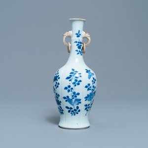Een Chinese blauw-witte vaas met olifantenoren, Kangxi — foto 3
