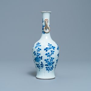 Een Chinese blauw-witte vaas met olifantenoren, Kangxi — foto 4