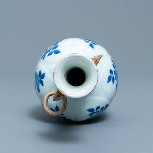 Een Chinese blauw-witte vaas met olifantenoren, Kangxi — foto 5