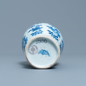 Een Chinese blauw-witte vaas met olifantenoren, Kangxi — foto 6