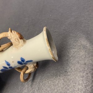 Een Chinese blauw-witte vaas met olifantenoren, Kangxi — foto 7
