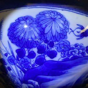 Een Chinese blauw-witte vaas met poederblauwe fondkleur, Kangxi — foto 7