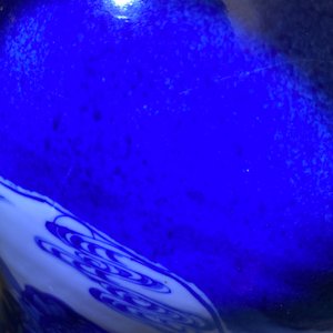 Een Chinese blauw-witte vaas met poederblauwe fondkleur, Kangxi — foto 8