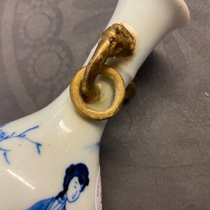 Een Chinese blauw-witte vaas met vergulde olifantenoren, Kangxi — foto 12
