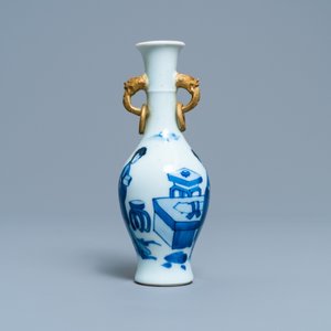 Een Chinese blauw-witte vaas met vergulde olifantenoren, Kangxi — foto 2