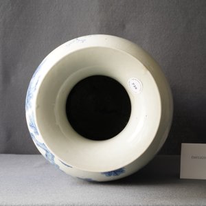 Een Chinese blauw-witte vaas met verhalend decor, Kangxi merk, 19e eeuw — foto 9