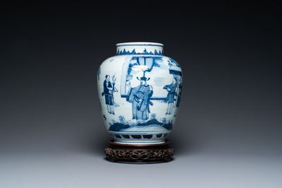 Een Chinese blauw-witte vaas met verhalend decor op houten sokkel, Transitie periode