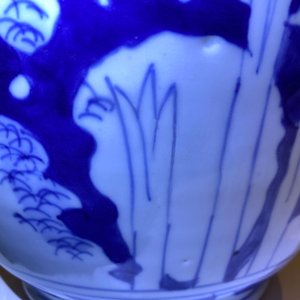 Een Chinese blauw-witte vaas met verhalend decor op houten sokkel, Transitie periode — foto 11