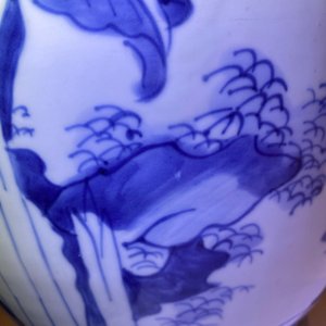 Een Chinese blauw-witte vaas met verhalend decor op houten sokkel, Transitie periode — foto 13