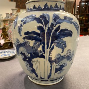 Een Chinese blauw-witte vaas met verhalend decor op houten sokkel, Transitie periode — foto 21