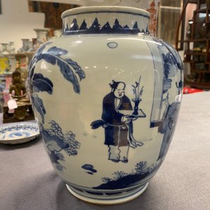 Een Chinese blauw-witte vaas met verhalend decor op houten sokkel, Transitie periode — foto 22