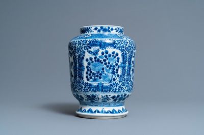 Een Chinese blauw-witte vaas met vogels en vlinders, zegelmerk, 19e eeuw