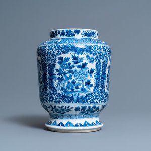 Een Chinese blauw-witte vaas met vogels en vlinders, zegelmerk, 19e eeuw — foto 2