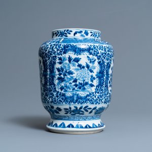 Een Chinese blauw-witte vaas met vogels en vlinders, zegelmerk, 19e eeuw — foto 4