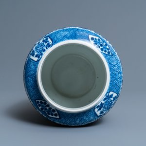 Een Chinese blauw-witte vaas met vogels en vlinders, zegelmerk, 19e eeuw — foto 5