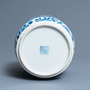 Een Chinese blauw-witte vaas met vogels en vlinders, zegelmerk, 19e eeuw — foto 6