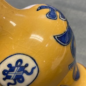 Een Chinese blauw-witte vaas met zeemleer fondkleur, Jiajing merk, Kangxi — foto 11