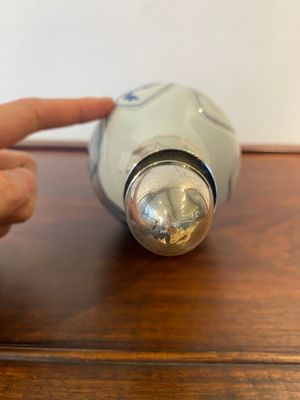Een Chinese blauw-witte vaas met zilveren montuur, Kangxi — foto 5