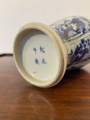 Een Chinese blauw-witte vaas met zilveren montuur, Kangxi — foto 7