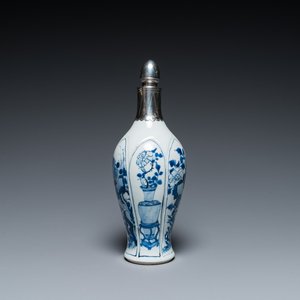 Een Chinese blauw-witte vaas met zilveren montuur, Kangxi — foto 1
