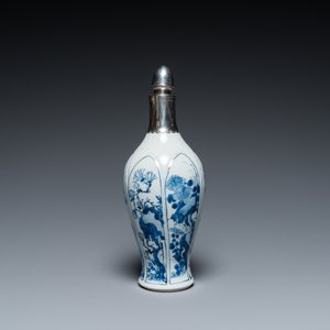 Een Chinese blauw-witte vaas met zilveren montuur, Kangxi — foto 2
