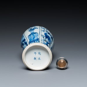 Een Chinese blauw-witte vaas met zilveren montuur, Kangxi — foto 6