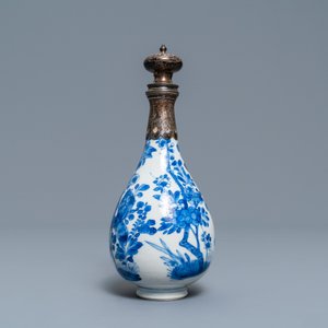 Een Chinese blauw-witte vaas met zilveren montuur, Kangxi — foto 2