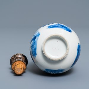 Een Chinese blauw-witte vaas met zilveren montuur, Kangxi — foto 6